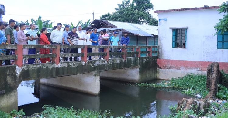 নোয়াখালীতে টানা বৃষ্টিতে জলাবদ্ধতা, সীমাহীন দুর্ভোগ