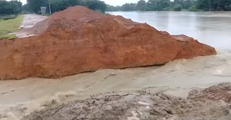তিন নদীর বাঁধ ভেঙে ৩০ গ্রাম প্লাবিত, যোগাযোগ বিচ্ছিন্ন পরশুরাম