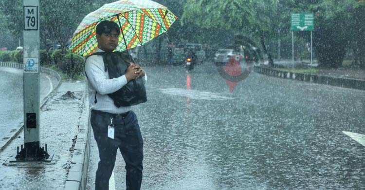লাগাতার বৃষ্টিতে জনজীবনে চরম ভোগান্তি