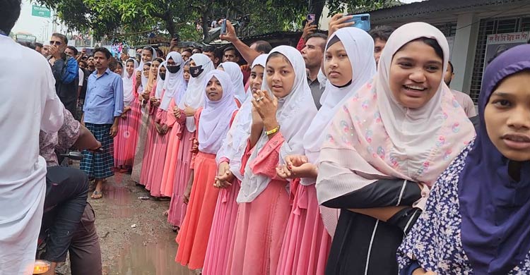 এনসিপিকে শুভেচ্ছা জানাতে সড়কে শিক্ষার্থীরা, ক্ষোভ ঝাড়লেন সার্জিস