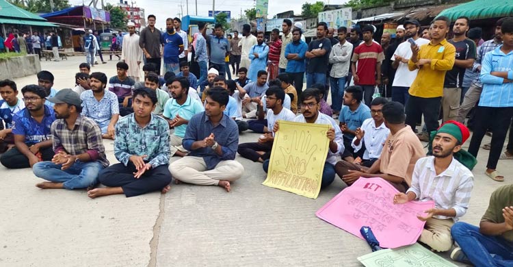 ময়মনসিংহে শিক্ষার্থীদের ব্লকেড কর্মসূচি, তিন সড়কে তীব্র যানজট