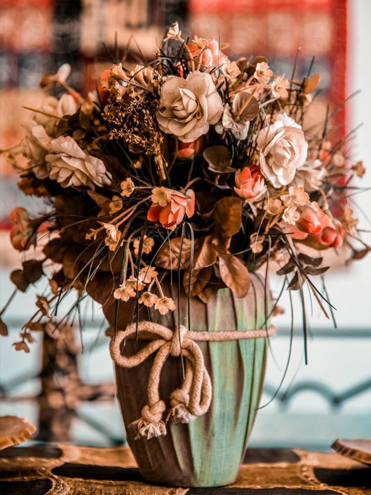 ঘরের কোথায় রাখবেন আপনার প্রিয় ফুলদানিটি