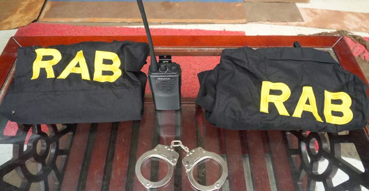 ব্যাংক থেকে বড় অংকের টাকা তোলা গ্রাহকদের টার্গেট করতেন তারা