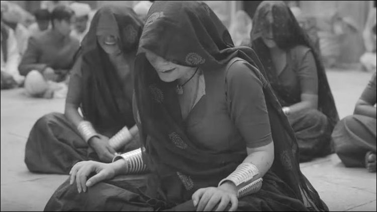 টাকার বিনিময়ে মৃতের বাড়ি গিয়ে কাঁদেন তারা