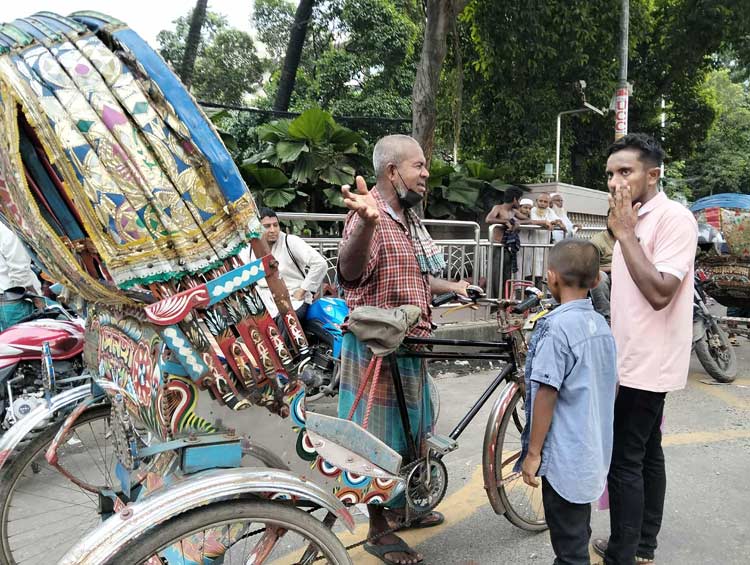 রাজধানীর সড়কে গণপরিবহন সংকট, দাপট অটোরিকশার