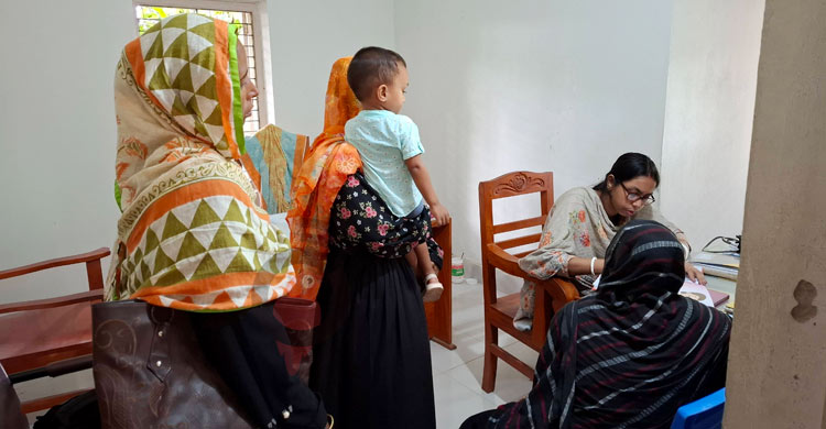 ‘রোগী দেখি, ওষুধ দেই, হাসপাতাল পরিষ্কার-পরিচ্ছন্নও করি’