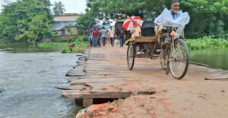 ভরা নদীতে ঠিকাদারের বাঁধ, পানির নিচে ২০ গ্রাম