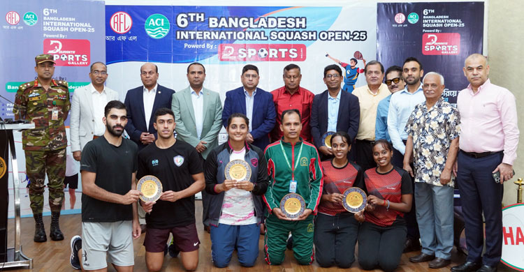 আন্তর্জাতিক স্কোয়াশ প্রতিযোগিতার পুরস্কার বিতরণ করলেন সেনাপ্রধান