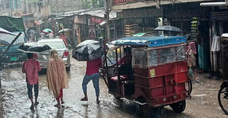 টানা বৃষ্টিতে খেটে খাওয়া মানুষের দুর্ভোগ