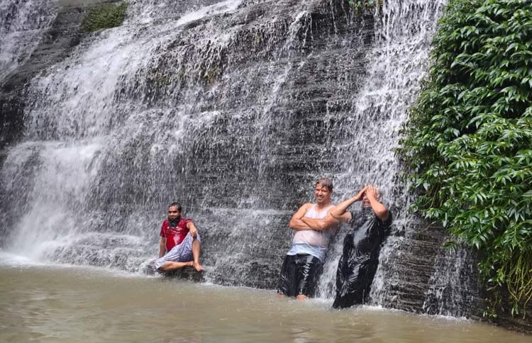 পর্যটকদের মাঝে মুগ্ধতা ছড়াচ্ছে সুবলং ঝরনা
