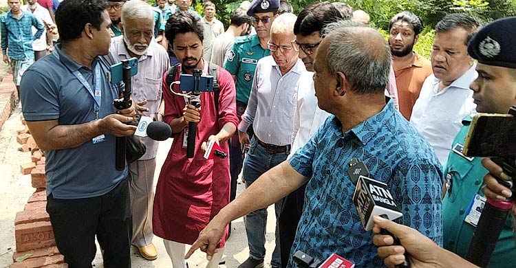 এ কী ইট লাগাইছেন, শহীদদের কবরের ওপর এভাবে দুর্নীতি করছেন?