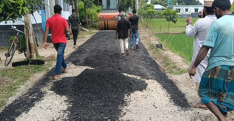 সড়ক নির্মাণে অনিয়ম হয়নি বলতেই প্রকৌশল অফিসের কর্মচারীকে মারধর