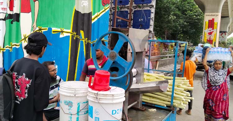 ছাত্রদলের সমাবেশ ঘিরে বাড়তি বিক্রির আশায় শাহবাগে হকারদের আনাগোনা