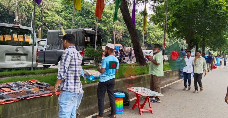 বাবার হাত ধরে শিশুরাও বিজয় উদযাপনে