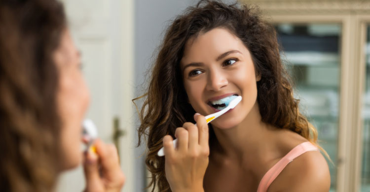 দাঁত ব্রাশ করাই যথেষ্ট না, নিঃশ্বাস সুগন্ধি রাখাবেন যেভাবে