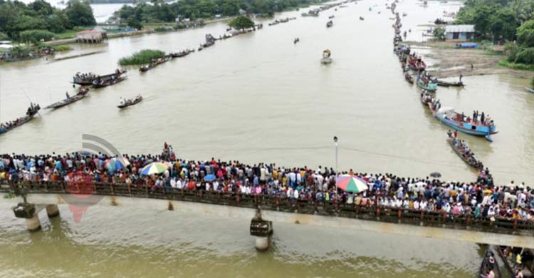 সুনামগঞ্জে নৌকাবাইচ দেখতে বৃষ্টি উপেক্ষা করে মানুষের ঢল