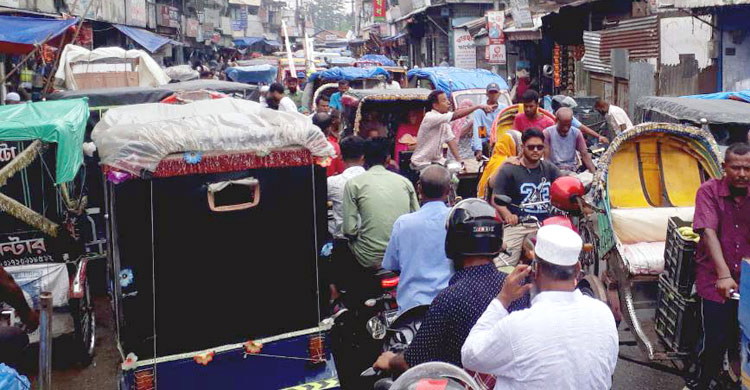সৈয়দপুরে ফুটপাত দখল-যত্রতত্র পার্কিংয়ে যানজটে দুর্ভোগ