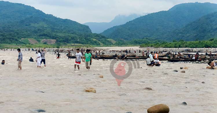লুটপাটে বিলীনের পথে ভোলাগঞ্জের সাদা পাথর