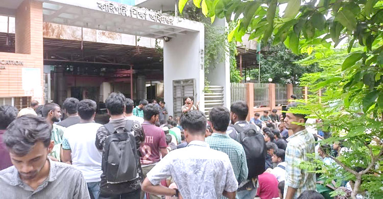কারিগরি অধিদপ্তরের সামনে ইঞ্জিনিয়ারিং কলেজ শিক্ষার্থীদের অবস্থান