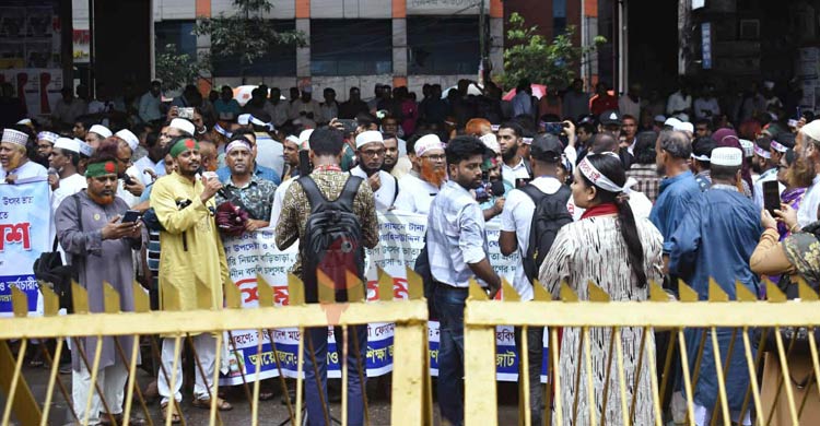 বন্ধ হয়ে গেছে হাইকোর্ট মোড়-পল্টন সড়ক, জনভোগান্তি