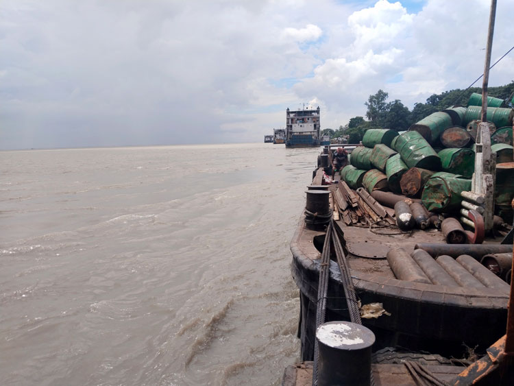 তীব্র স্রোতে ভাঙন হুমকিতে পাটুরিয়া ফেরিঘাট