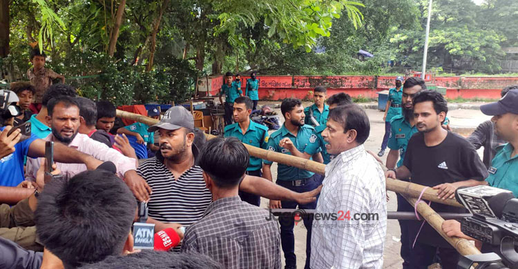 ধানমন্ডি ৩২ নম্বরে শ্রদ্ধা জানাতে গিয়ে হেনস্তার শিকার অনেকে