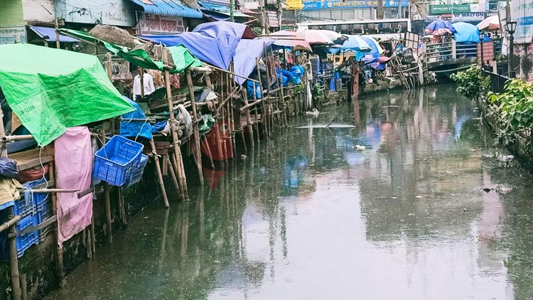কুতুবখালী খাল যেন ময়লার ভাগাড়, সারাক্ষণ মশা-মাছির ওড়াউড়ি