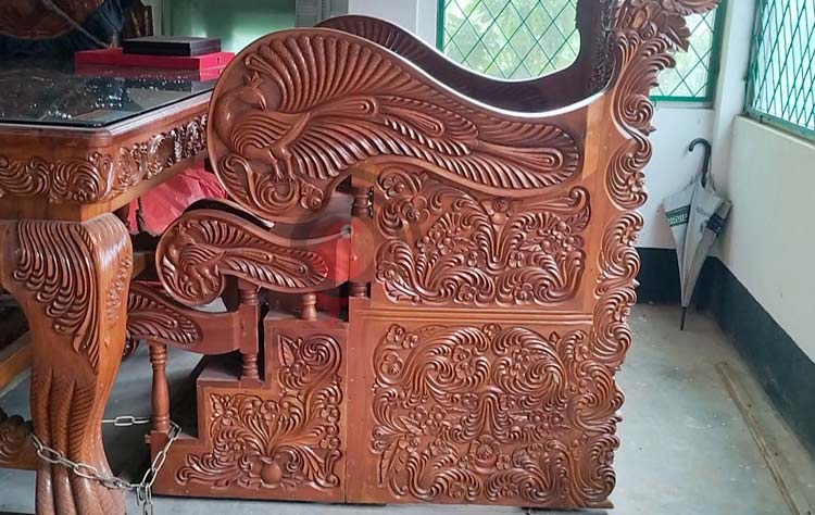 তারেক রহমানের জন্য ৩০ লাখ টাকার চেয়ার বানিয়ে অপেক্ষায় কৃষক