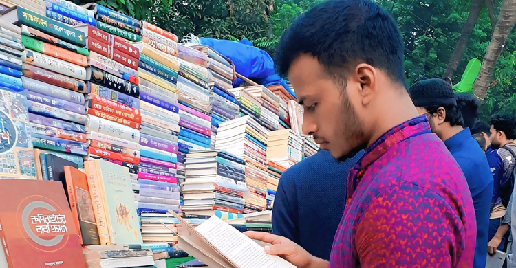 ফুটপাতজুড়ে দেশি-বিদেশি বইয়ের ভাণ্ডার