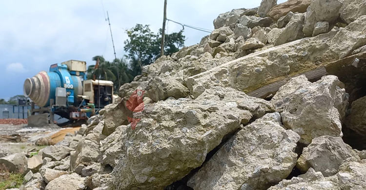 দুই মাস বন্ধ নির্মাণকাজ, যাত্রীদের ভোগান্তি