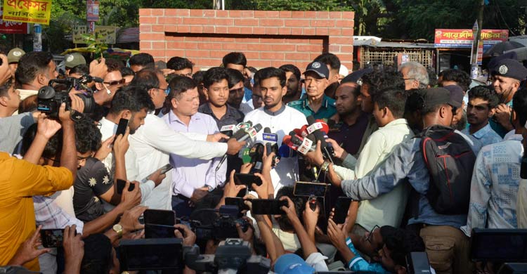 শহীদ আবু সাঈদ স্মৃতিস্তম্ভে শ্রদ্ধা জানালেন উপদেষ্টা আসিফ মাহমুদ