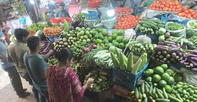 সবজির দামে পুড়ছে বাজার, ডিমের ডজন ১৫০