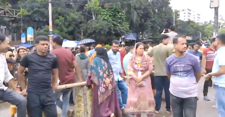 পোশাক কারখানা বন্ধের প্রতিবাদে তেজগাঁওয়ে শ্রমিকদের সড়ক অবরোধ