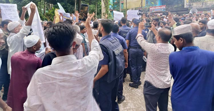 ভোলায় নদীভাঙন রোধে পদক্ষেপের দাবিতে পাউবো কার্যালয় ঘেরাও