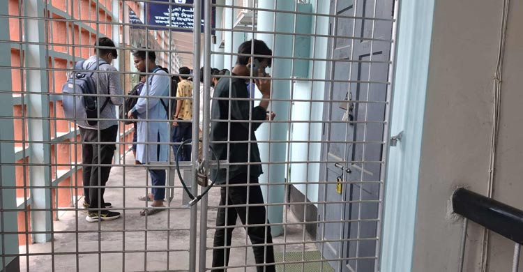 তিন মাসেও ফলাফল না দেওয়ায় বিভাগে শিক্ষার্থীদের তালা