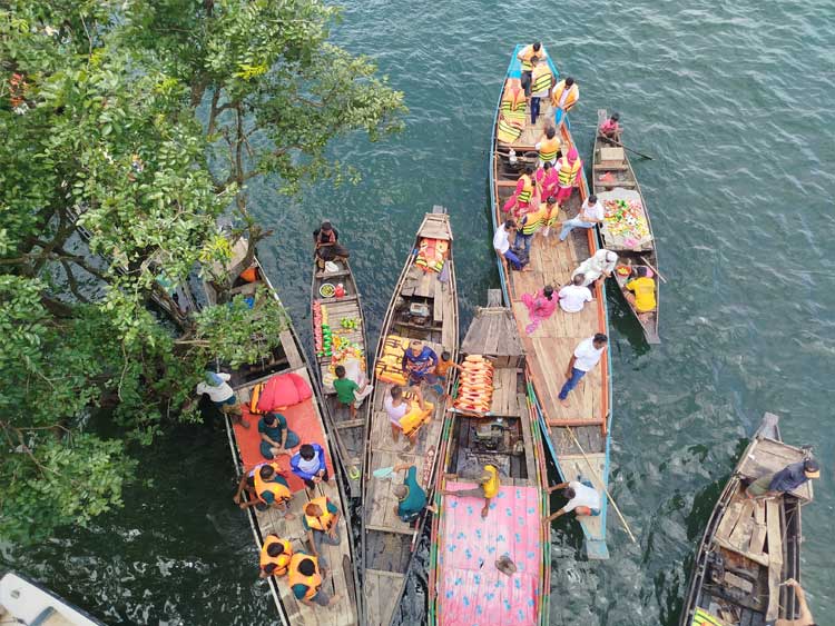টাঙ্গুয়ার হাওরের জলে ভেসে ভেসে