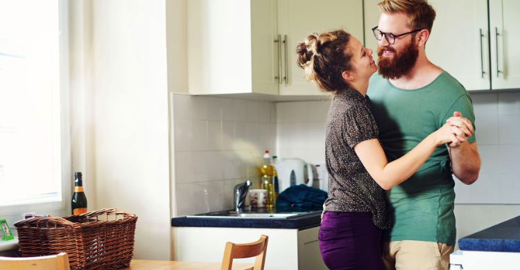 বিয়ের পর সম্পর্কে রোমান্স ধরে রাখার ৫ সহজ উপায়