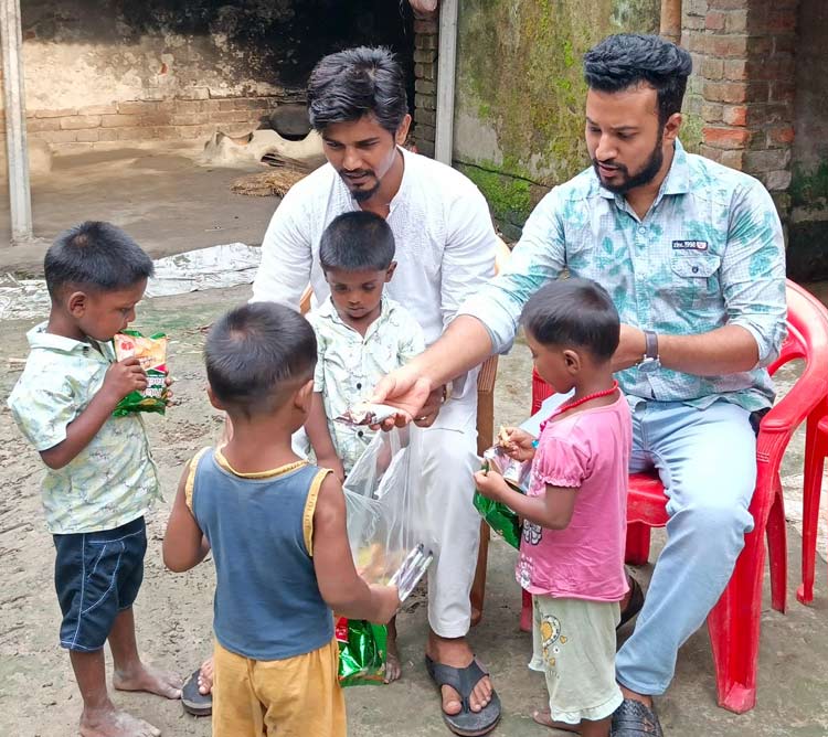 জন্মদিনে প্রথমবারের মতো কেক কাটলো একসঙ্গে জন্মানো সেই চার শিশু