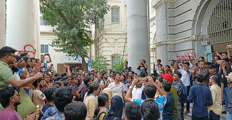 নারী শিক্ষার্থীকে ‘গণধর্ষণের হুমকি’র প্রতিবাদে জবিতে বিক্ষোভ