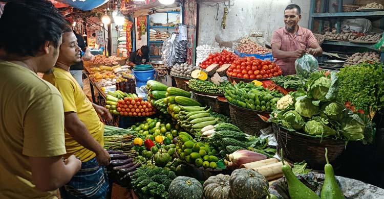 চড়া বাজারে ক্রেতার আক্ষেপ, 'ডিম-দুধ ছাড়তে হয়েছে দামের কারণে'