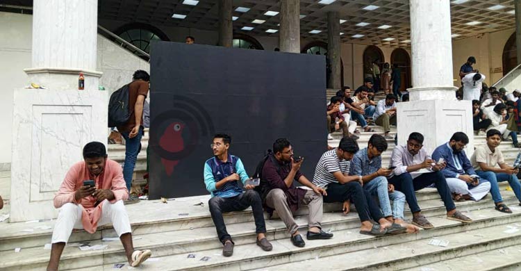 ডাকসুর ফলের অপেক্ষায় সবাই, কেন্দ্রের বাইরে উপচেপড়া ভিড়