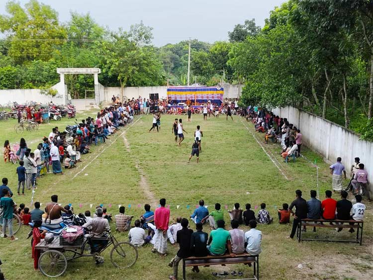 ঐতিহ্যবাহী গাদন খেলা দেখতে মানুষের ভিড়