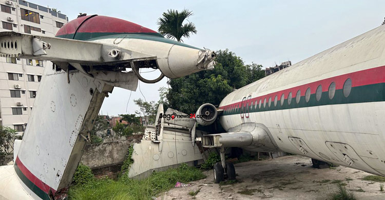 আবাসিক প্লটে ‘রহস্যঘেরা’ উড়োজাহাজ