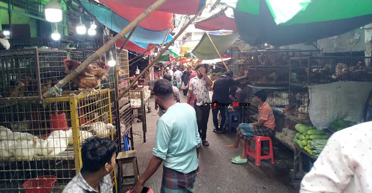 মাছ-মাংস থেকে লাখ টাকার ফোন সবই মেলে রিয়াজউদ্দিন বাজারে