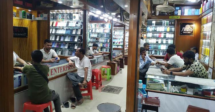 হাত বাড়ালেই ‘চোরাই ফোন’, দেখেও দেখে না ‘প্রশাসন’