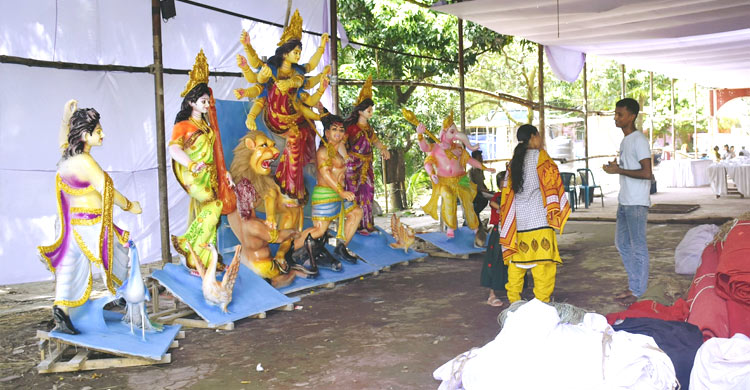 রঙিন সাজে সাজছে রমনা কালী মন্দির