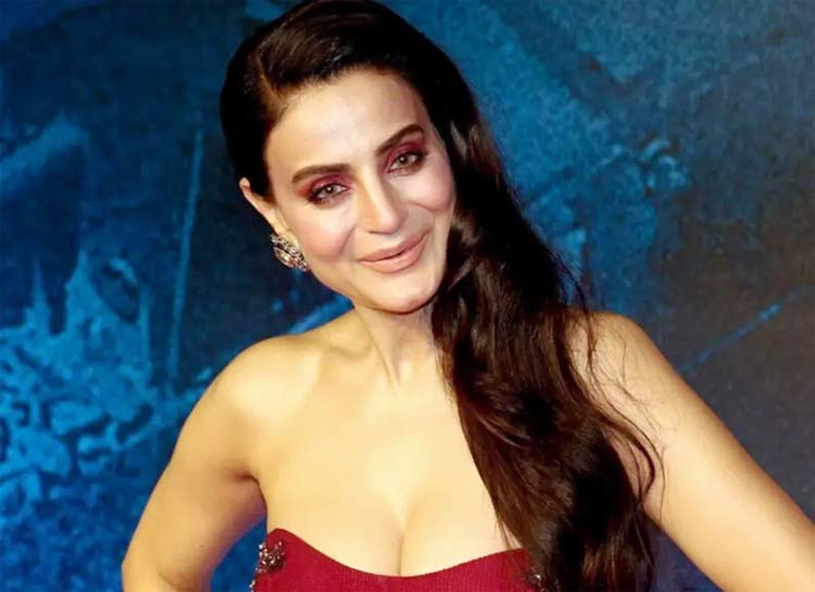 কার সঙ্গে রাত কাটানোর ইচ্ছা আমিষা প্যাটেলের