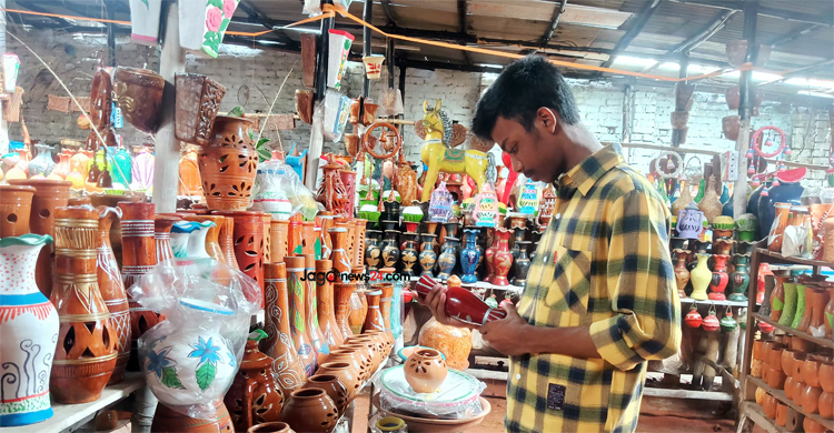 ফ্যাশনেও জায়গা করে নিয়েছে মৃৎশিল্প