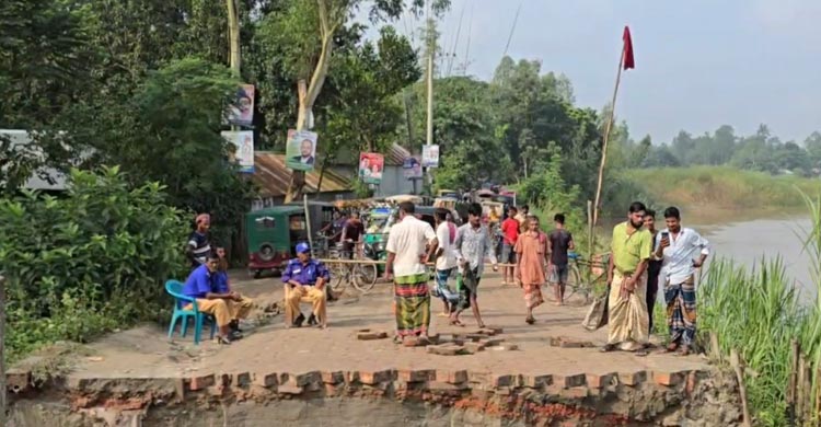 টাঙ্গাইলে সেতুর সংযোগ সড়ক ভেঙে দুর্ভোগ লাখো মানুষ