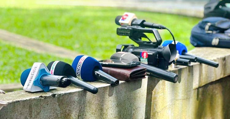 খাগড়াছড়িতে নিরাপত্তার দাবিতে সাংবাদিকদের মানববন্ধন-কর্মবিরতি